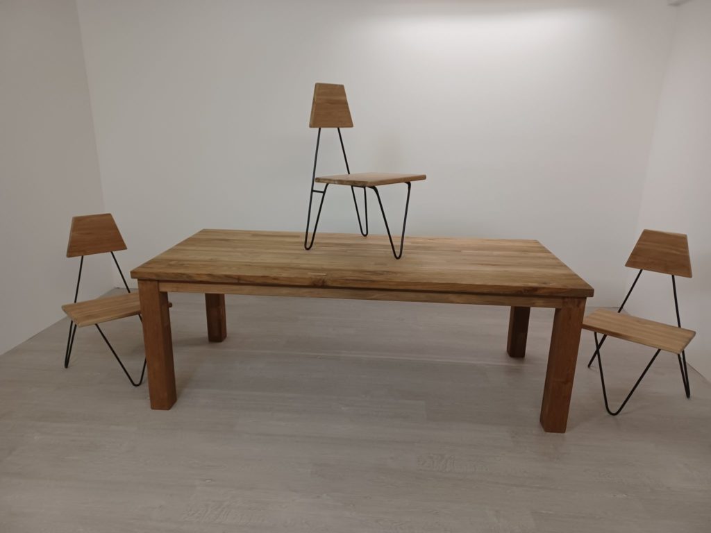 Tisch mit Stühle